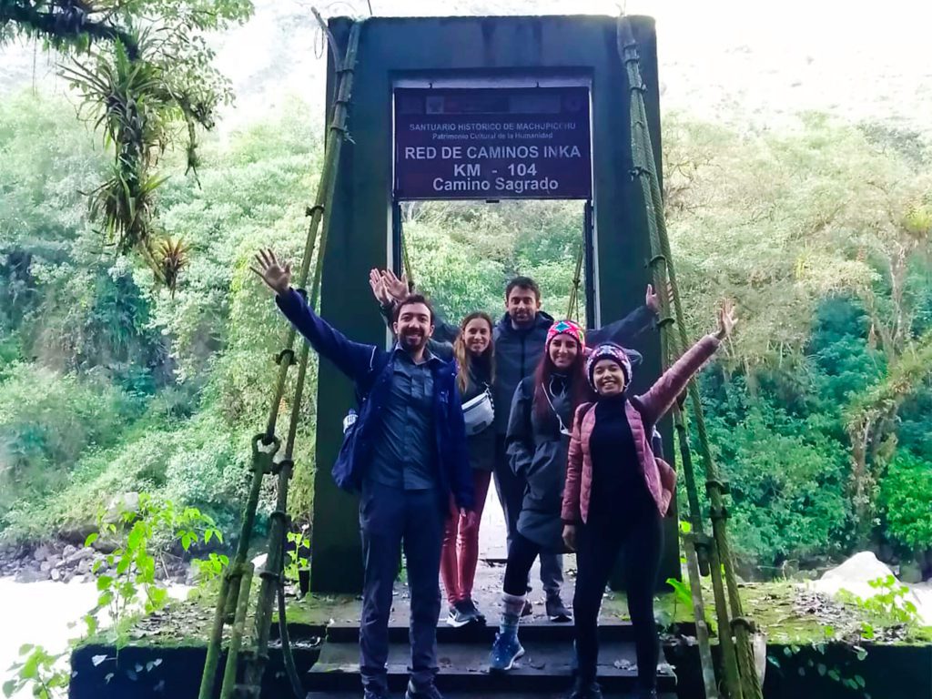 No dejar rastro en el Camino Inca: las normas oficiales y qué puedes hacer tú 1 Grupo de caminantes en el puente del Km 104 con el letrero de la Red de Caminos Inka