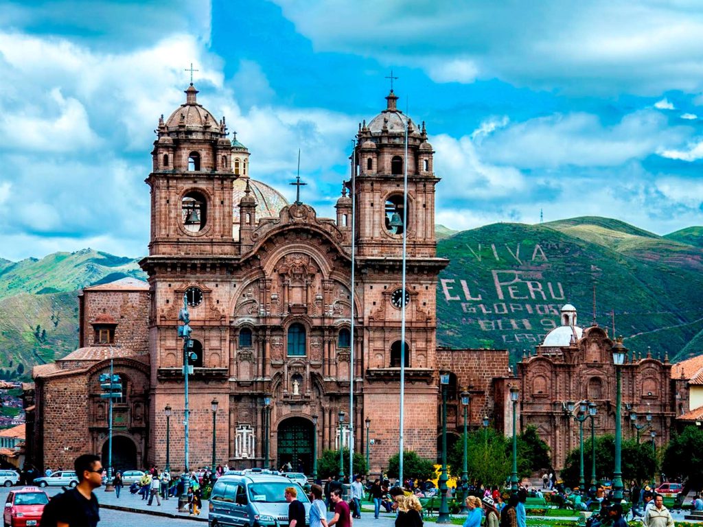 Inca Trail at Christmas and New Year 2026–27: Live Availability and the Best Start Dates 2 The Plaza de Armas in Cusco with the baroque Church of La Compañía under a blue sky