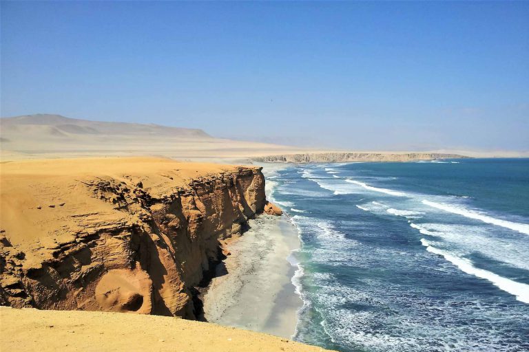 Tour Paracas, Ica, Oasis de la Huacachina, Sobrevuelo a las Líneas de Nazca 2 Días