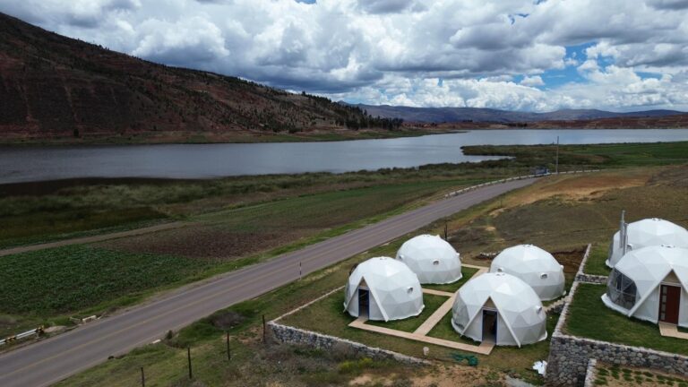 Vive la Laguna Huaypo, Glamping, Kayak y Cultura Andina