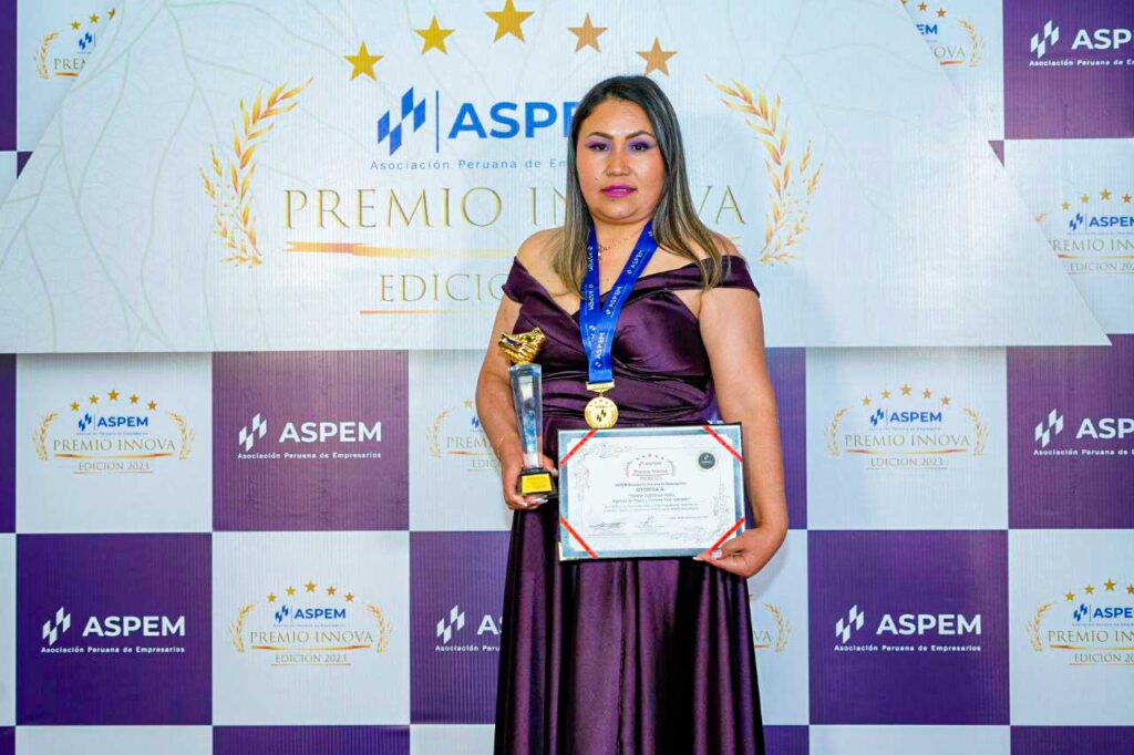 Acerca de Nosotros 2 Raquel Sánchez con el Premio Innova 2023 de ASPEM en Cusco